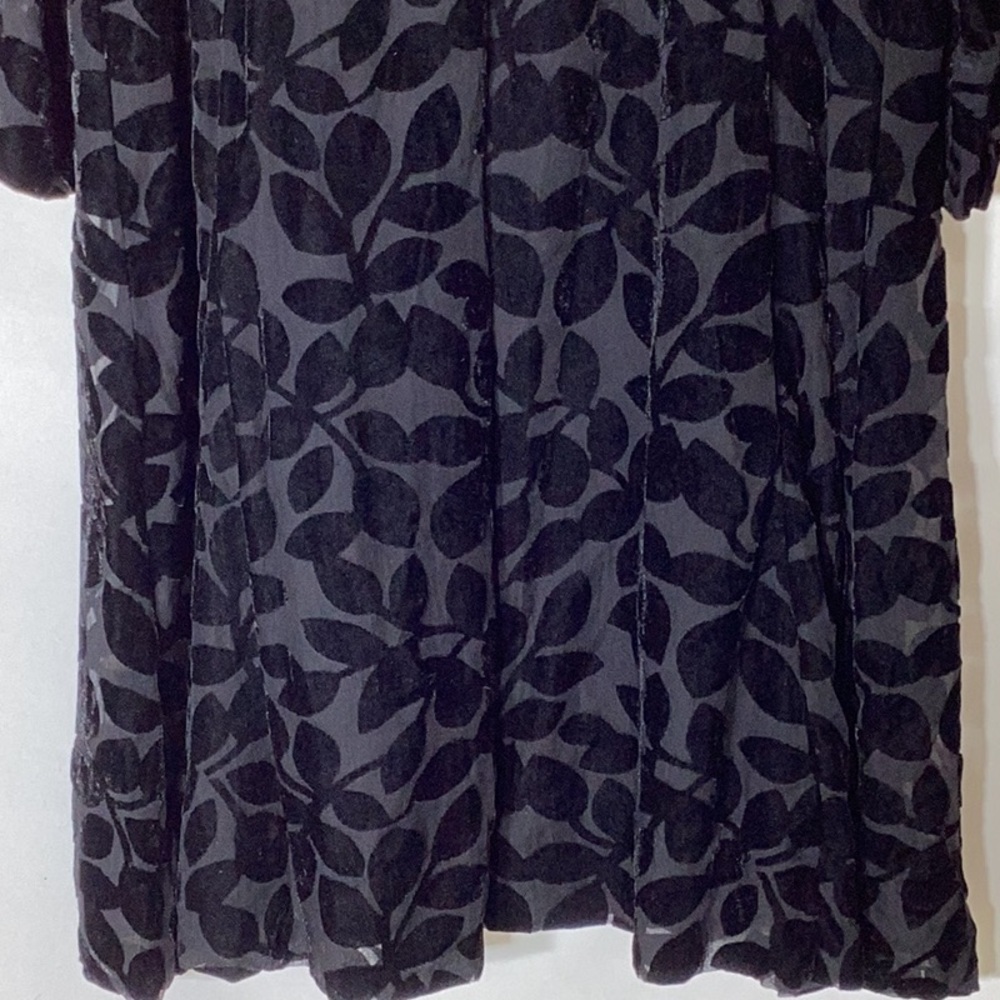 GRETCHEN SCOTT Ursula Swing Dress
- Luxe Leaf Velvet Black Size Medium - Picture 8 of 14